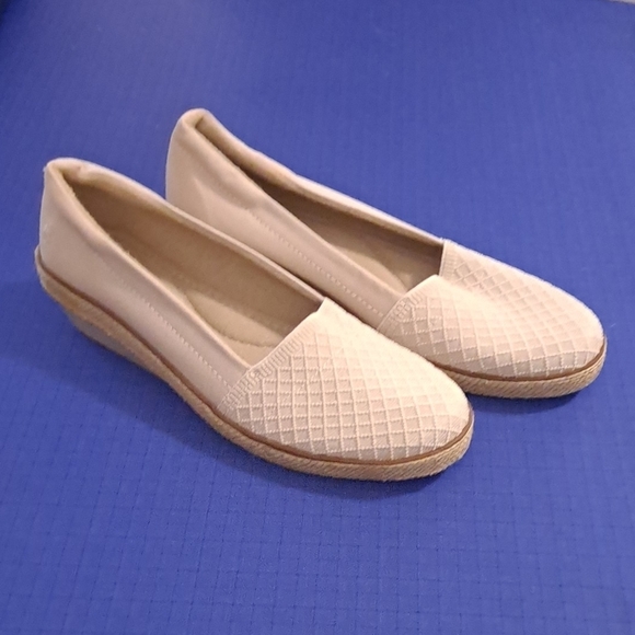 Like new! Grasshoppers Beige stretchy knit Slip-On espadrille wedges, sz 7.5 - Picture 2 of 8
